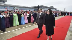 中國外交部長王毅（中）抵達平壤國際機場，朝鮮外務相崔善姬（右）到場迎接。