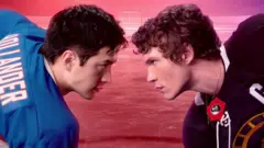 Dos hombres vestidos con equipos deportivos de hockey sobre hielo mirándose frente a frente, en una pista con un arco de fondo.