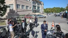 Gazeteciler Ankara'daki mahkeme dışında anons çekiyor, röportaj yapıyor. Çok sayıda kamera ve gazeteci bekliyor