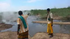 በአፋር ክልል ዱለሳ ወረዳ የፈለቀው ፍል ውሃ አጠገብ ሰዎች ቆመው 