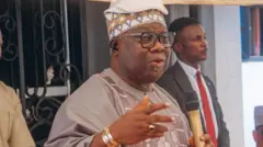 Sẹnẹtọ Iyiola Omisore n sọrọ pẹlu ẹrọ gbohun-gbohun lọwọ rẹ