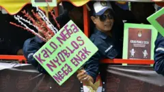 Peserta mengikuti Kirab Pemilu 2024 di Bekasi, Jawa Barat, Minggu (19/11/2023).