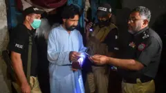 پاکستاني پولیس د شپې ناوخته د افغان کډوال اسناد ګوري