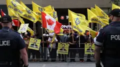 Manifestantes pró-Calistão empunhando bandeiras amarelas durante protestosite bet365Londres