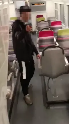 Homem com rosto borrado apontando dedo para a câmera