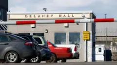 Carros estacionados em frente à entrada do centro de detenção Delaney Hall, em Nova Jersey (Estados Unidos)