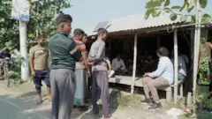 গোপালপুর বাজারে স্থানীয় ভোটারদের সঙ্গে কথা বলেছেন বিবিসি বাংলার সাংবাদিক