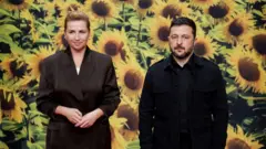 Прем'єр-міністр Данії Метте Фредеріксен вітає президента України Володимира Зеленського в день саміту Європейського політичного співтовариства в Копенгагені