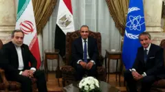 از راست رافائل گروسی مدیرکل آژانس، بدر عبدالعاطی وزیر خارجه مصر و عباس عراقچی وزیر خارجه ایران