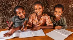 እየተማሩ ያሉ ሦስት ታዳጊዎች