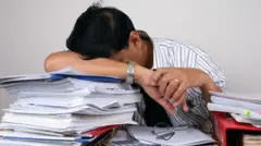 কাজের চাপে ক্লান্ত এক ব্যক্তি।