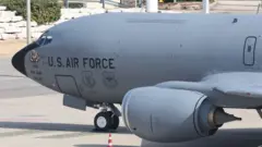 On aperçoit un avion ravitailleur Boeing KC-135 Stratotanker de l'armée de l'air américaine sur un aéroport.