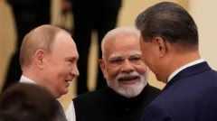 Vladimir Putin, Narendra Modi e Xi Jinping sorriem ao se encontrarem na China em 1º de setembro de 2025