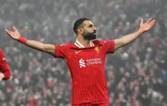 محمد صلاح لاعب ليفربول يحتفل بتسجيله الهدف الثالث لفريقه خلال مباراة الدوري الإنجليزي الممتاز بين نادي ليفربول لكرة القدم ونادي ليستر سيتي لكرة القدم على ملعب أنفيلد في 26 ديسمبر 2024