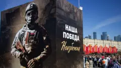 Una valla de propaganda muestra a una soldado ruso