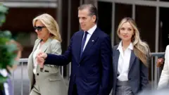 A primeira-dama Jill Biden, Hunter Biden eaplicativo aposta ganha esposa Melissa Cohen Biden, deixam o Edifício Federal J. Caleb Boggs, onde Um júri federal condenou Hunter Bidenaplicativo aposta ganhatodas as três acusações federaisaplicativo aposta ganhacrime relacionadas a armasaplicativo aposta ganhafogo que ele enfrentava