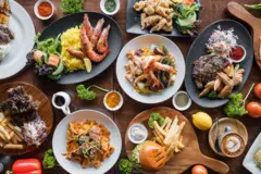 Algunos de platos de comida como pastas, hamburguesas, papas a la francesas.