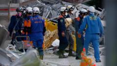 熊本地震、死者30人と首相　避難者は猛暑に直面