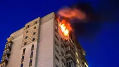 Inyubako y'amagorofa irimo gushya i Kyiv muri Ukraine. Ifoto yo ku itariki ya 30 Gicurasi (5) mu 2023