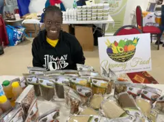 Mariama Dia, porteuse d'un handicap, dans son entreprise de transformation de produits locaux