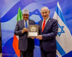 ዓብዲራሕማን መሓመድ ዓብዱላሂ ካብ  በንጃሚን ነታንያሁ ህያብ እናተቐበለ፡ ባንዴራታት ሃገሮም ኣብ ድሕረባይታ ይርአ