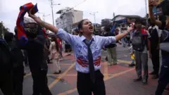 நேபாளத்தில் போராட்டத்தில் ஈடுபடும் இளைஞர்கள் 