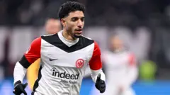صورة للاعب المصري المتألق عمر مرموش بقميص نادي أينتراخت فرانكفورت الألماني