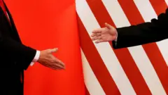 Си ва Трамп 2017 йил ноябрида Пекинда қўл сиқишишга тайёргарлик кўрмоқда.
