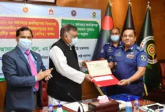 তৎকালীন আইজিপি বেনজীরকে পুরস্কার তুলে দিচ্ছেন স্বরাষ্ট্রমন্ত্রী