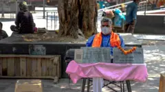 Astrólogo indiano sentado em uma praça