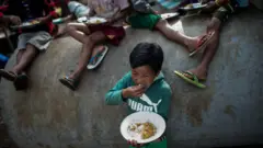 မြစ်ကြီးနားက တန်ဖဲရွာမှာ ၂၀၁၈ ခုနှစ်တုန်းက မြင်တွေ့ရတဲ့ စစ်ရှာင်ကလေးငယ်တစ်ချို့ ထမင်း စားနေကြတဲပုံ ဖြစ်ပါတယ် 