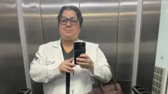 Anna em foto recente, voltando de um dia de trabalho