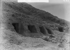 Túmulos escavados na rocha em Nuwayrat que abrigaram o recipiente de cerâmica com os restos mortais do indivíduo analisado no estudo