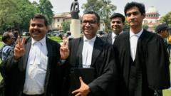 মি. কেজরিওয়ালের আইনজীবী শাদান ফারাসাত (মাঝখানে)
