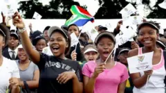 Watoto nchini Afrika Kusini walisherehekea Durban kutajwa kuwa wenyeji mwaka 2015 - lakini miezi 18 baadaye jiji hilo lililazimika kujiondoa.