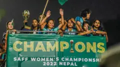 নারী ফুটবল দল সাফ চ্যাম্পিয়ন হয়ে দেশে ফেরার পর তাদের বিরাট সম্বর্ধনা দেয়া হয়েছিল।