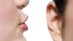 امرأة تهمس في أذن امرأة أخرى