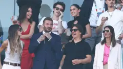 (Abajo, de izquierda a derecha) El exfutbolista inglés David Beckham, la cantante y diseñadora Victoria Beckham y el actor estadounidense Tom Cruise; (arriba, de izquierda a derecha) Jackie Apostel, Cruz Beckham, Kim Turnbull y Romeo Beckham asisten al torneo de fútbol de la Copa Mundial de 2026.