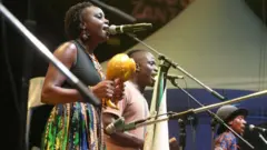 Wanamuziki wakitumbuiza