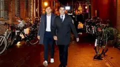 Jetten y su pareja, el jugador argentino de hockey Nicolás Keenan, caminan de noche por una calle llena de bicicletas.