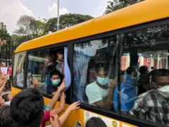 နိုင်ငံရေးအကျဉ်းသားတွေပြန်လွှတ်တဲ့မြင်ကွင်း 