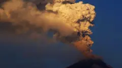 Vulcão Popacatépelt em erupção no México