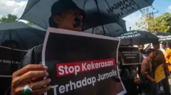 Komite Keselamatan Jurnalis mengadakan demonstrasi hari Kamis di halaman Markas Besar Kepolisian Daerah Sumatera Utara di Medan, Indonesia, pada 25 Juli 2024.