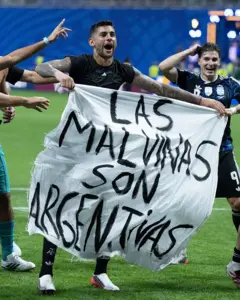 Argentina celebra após vitória contra Inglaterra na semifinal da Copa