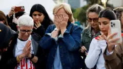 तेल अभिभमा बन्धकहरूका लागि प्रार्थना गर्दै इजरेली महिलाहरू 