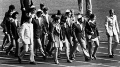 Várias pessoas caminhando juntas