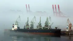 یک کشتی در بندر ریژائو در شرق چین 