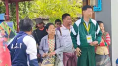 စစ်ဗိုလ်ချုပ်ကြီးဟောင်း ဦးမြထွန်းဦး အောင်ချမ်းသာကျေးရွာအုပ်စုမှာ မြေပြင်မဲဆွယ်စည်းရုံးရေးဆင်းနေတဲ့မြင်ကွင်း