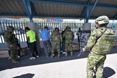 Personal militar realiza controles de armas y drogas en Quito, el 10 de febrero de 2026, como parte de la lucha contra la delincuencia.