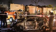 يعمل رجال الإنقاذ في موقع الأضرار الناجمة عن قصف صاروخي إيراني استهدف مدينة ديمونا جنوب إسرائيل، في خضم الصراع الأمريكي الإسرائيلي الإيراني، بتاريخ 21 مارس/آذار 2026. رويترز/إيلان عساياغ. ممنوع النشر في إسرائيل. يُحظر البيع التجاري أو التحريري في إسرائيل.